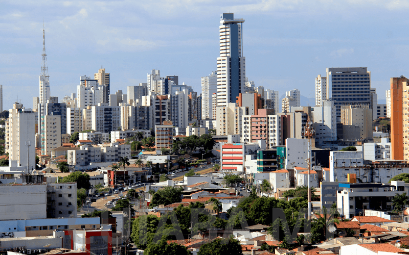 Foto panorâmica da cidade de Cuiabá representando a atuação local de uma agência de publicidade.