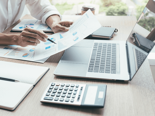 Profissional analisando dados de campanhas de tráfego pago em plataformas digitais