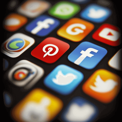 Gestão-de-Redes-Sociais Profissional de social media analisando métricas e planejando conteúdo em plataformas digitais